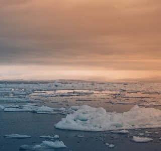 wolkenstimmung über polarmeer, svalbard