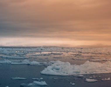 wolkenstimmung über polarmeer, svalbard