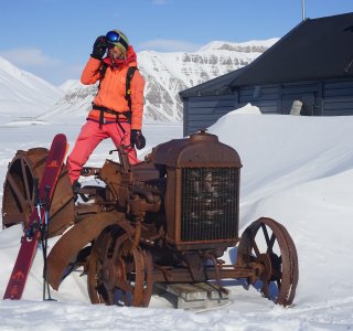 verrosteter Tracktor, trapperstation auf spitzbergen, maia mit fernglas