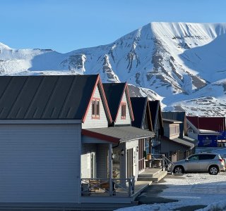 haeuserzeile in longyearbyen