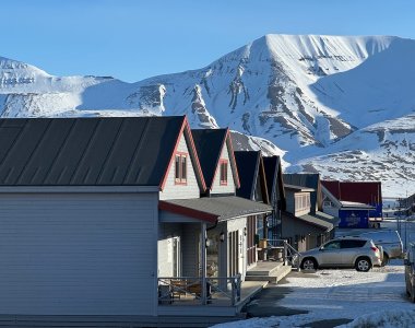 haeuserzeile in longyearbyen
