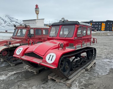 radtrack, roter oltimer in Lonyearbyen