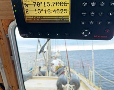 segelschiff cockpit mit koordinatenanzeige