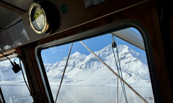 blick aus dem fenster des cockpits auf die berge