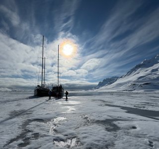 2 segelbote am festeis im gegenlicht, spitzbergen st johnsfjorden