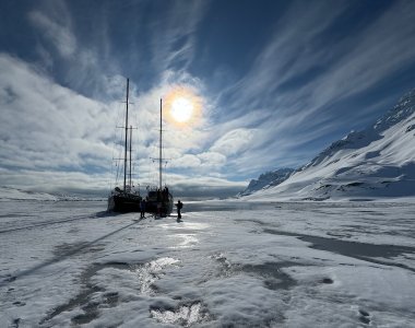 2 segelbote am festeis im gegenlicht, spitzbergen st johnsfjorden