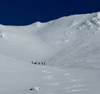 abfahrtsspuren, skitourengruppe, blauer himmel