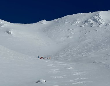 abfahrtsspuren, skitourengruppe, blauer himmel
