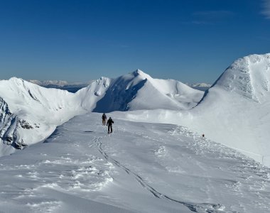 skitourengeher im aufstieg auf flachem grad