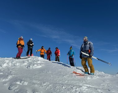 skitourengruppe auf dem gipfel, blauer himmel