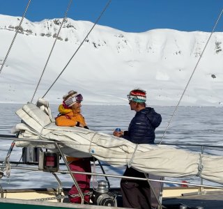 2 personen an deck, segelschiff in spitzbergen