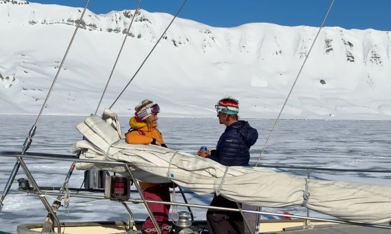 2 personen an deck, segelschiff in spitzbergen