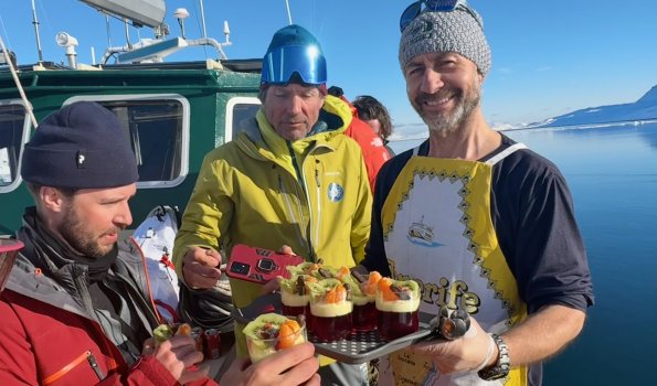 dessert auf dem selelschiff, 3 personen an deck