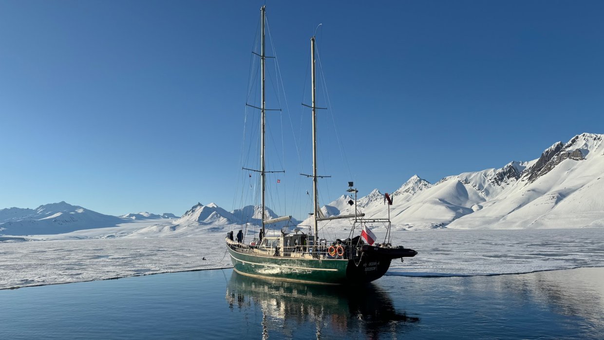 segelschiff, zweimaster auf spiegelglattem wasser, berge, schnee