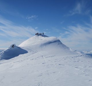 bergspitze in spitzbergen. mehrere personen auf dem gipfel