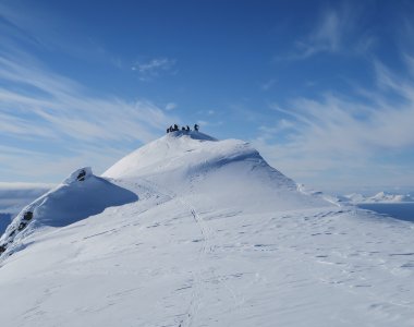 bergspitze in spitzbergen. mehrere personen auf dem gipfel