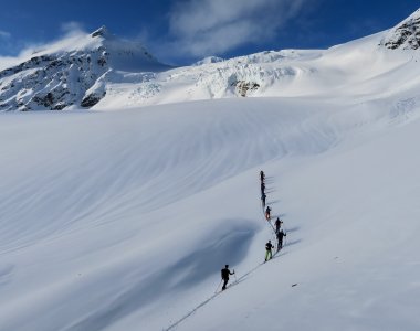 skitourengruppe im aufstieg, schneefläche