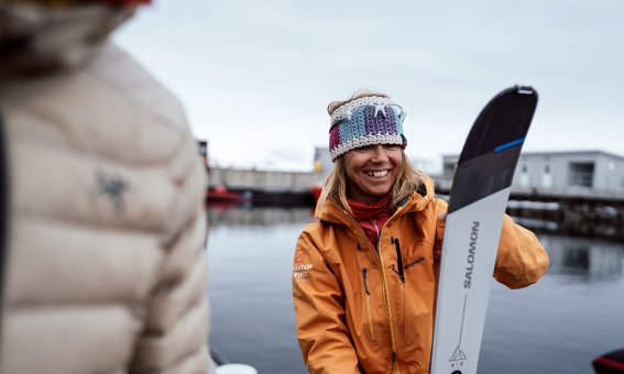maia beim fell auziehen in spitzbergen