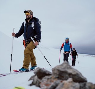 skitourengaenger, wolken, felsen im vordergrund