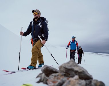 skitourengaenger, wolken, felsen im vordergrund