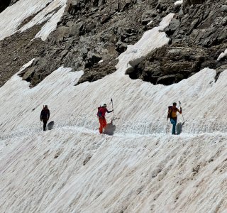 3 bergsteiger bei der querung eines steilen schneefeldes