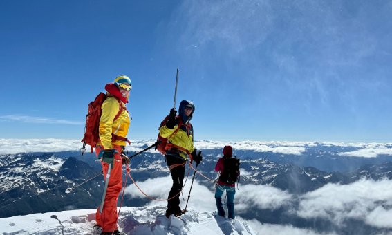 3 bergsteiger, gipfel piz palue, wolken, himmel