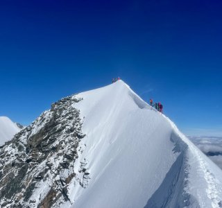 gipfelgrat zum piz palue, schnee, blauer himmel
