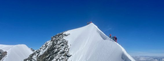 gipfelgrat zum piz palue, schnee, blauer himmel