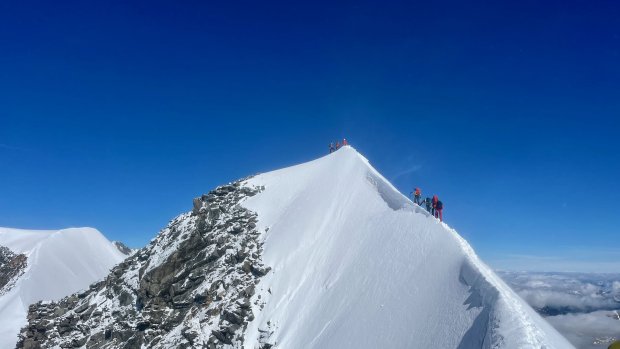 gipfelgrat zum piz palue, schnee, blauer himmel