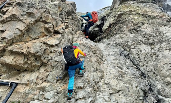 2 bergsteiger beim klettern, felswand