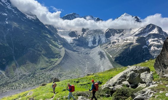 3 wanderer vor moränen und gletscherbruch