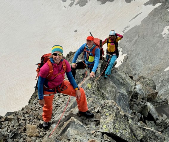 3 bergsteiger, felsgrat, gletscher