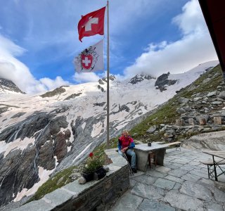 schweizer flagge vor bergpanorama, coaz huette