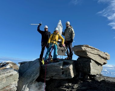 Gipfel Gran Paradiso mit weisser Madonna drei Bergsteiger