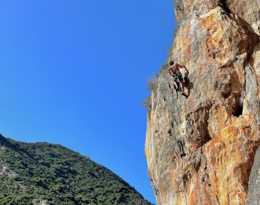 kletterer, ueberhang, kalkfelsen auf sardinien