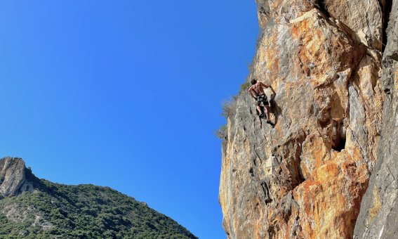 kletterer, ueberhang, kalkfelsen auf sardinien