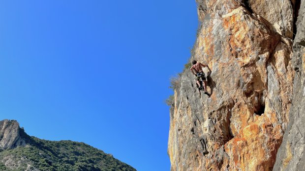 kletterer, ueberhang, kalkfelsen auf sardinien