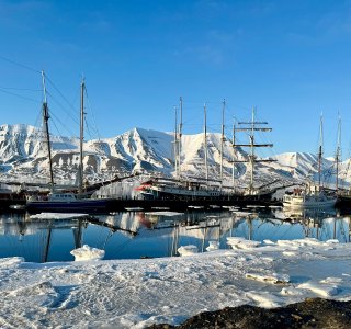 schiffe im hafen von longyearbyen, spitzbergen