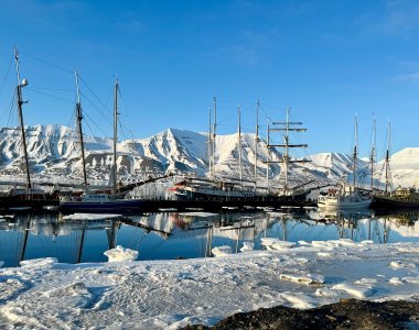 schiffe im hafen von longyearbyen, spitzbergen