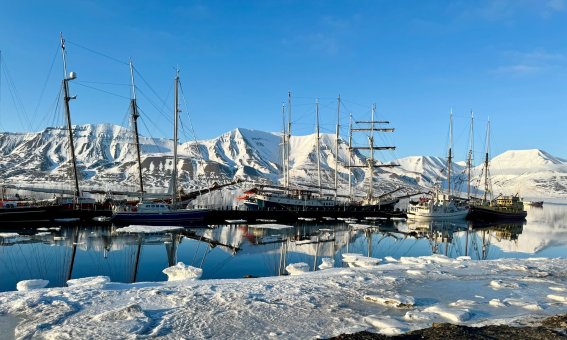 schiffe im hafen von longyearbyen, spitzbergen