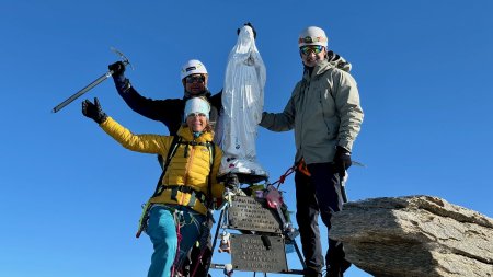 Gipfel Gran Paradiso mit weisser Madonna und drei Bergsteiger