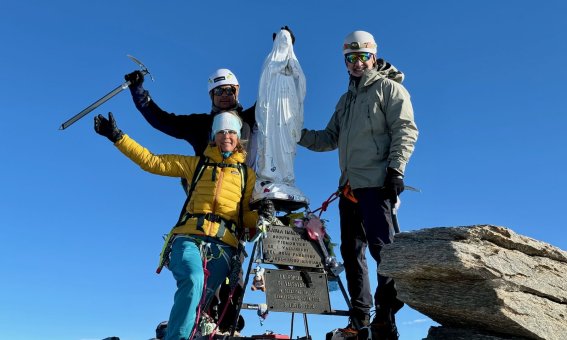 Drei Bergsteiger und Gipfelmadonna am Gran Paradiso