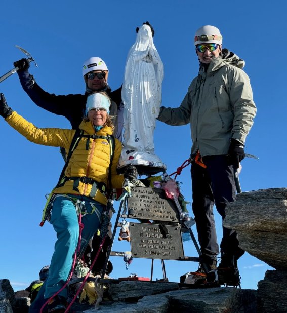Gipfel Gran Paradiso mit weisser Madonna und drei Bergsteiger