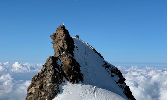 felszacken, schwarzenstein, mt rosa, mehrere personen am gipfel