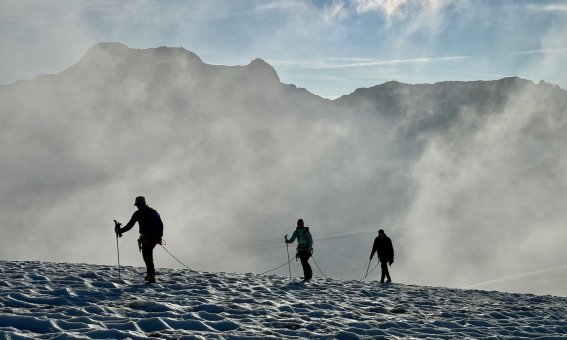 3er seilschaft auf dem gletscher, leichter nebel