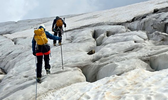 gletscherspalten, 2 personen im aufstieg