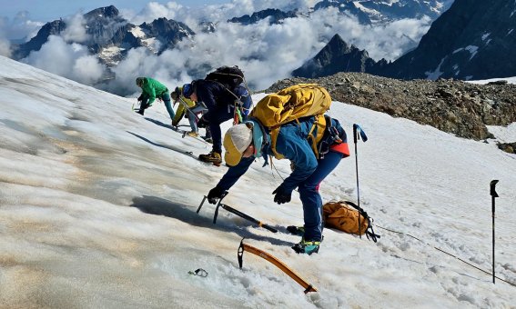 Hochtourenkurs Tierberglihuette, Eisschraubensetzen