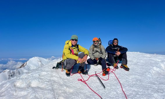 2 bergsteiger mit bergführer am gipfel