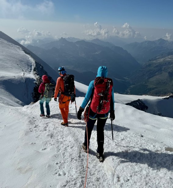 drei bergsteiger am seil am grat, schnee, spur