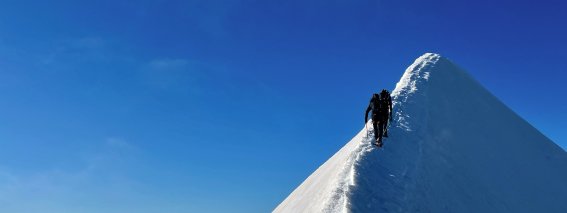 Die letzten Meter am Firngrat zum Gipfel des Castor im Wallis auf der Spaghetti-Runde